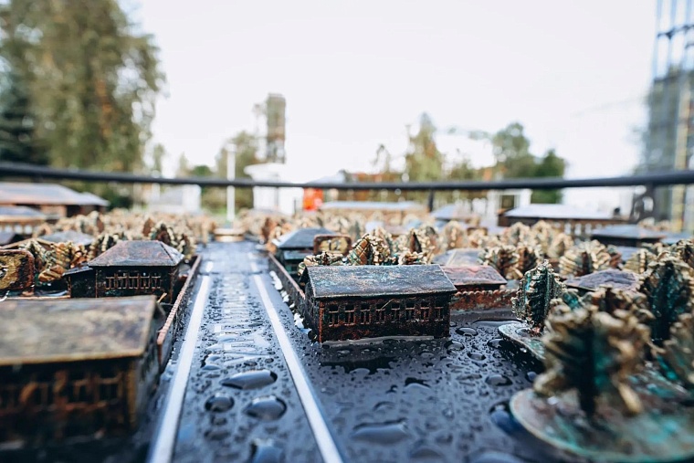 На площади Борцов Революции установили исторический макет с видом Тюмени 100 лет назад