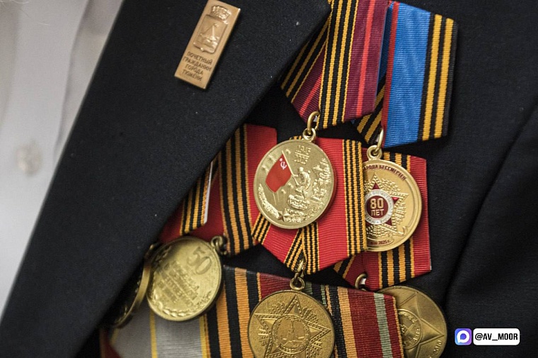 Губернатор Александр Моор поздравил с Новым годом ветерана Михаила Костюрина