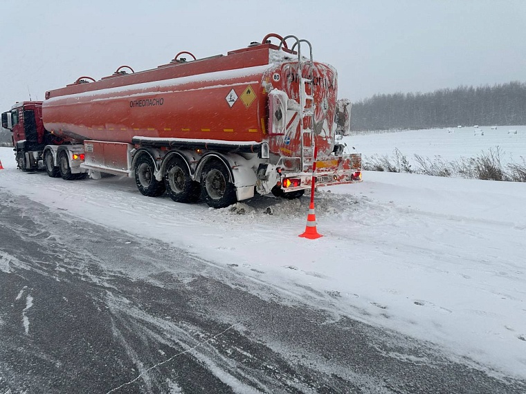 Авария на снежной дороге - "Лада" налетела на бензовоз