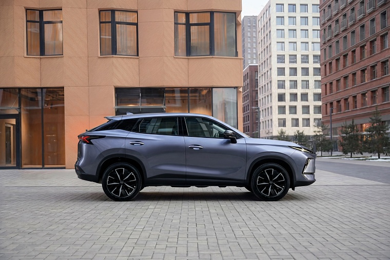 Две дуэли: выбираем премиальный и городской кроссовер 2026 года