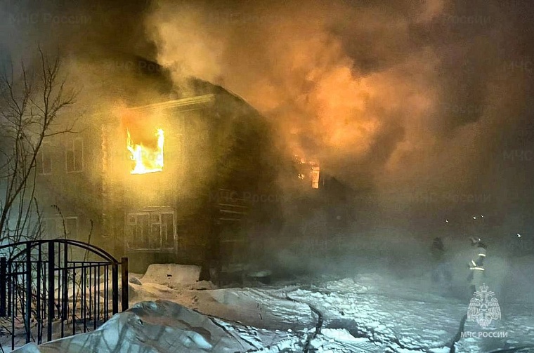 В Ярково ликвидировали крупный пожар в нежилом доме