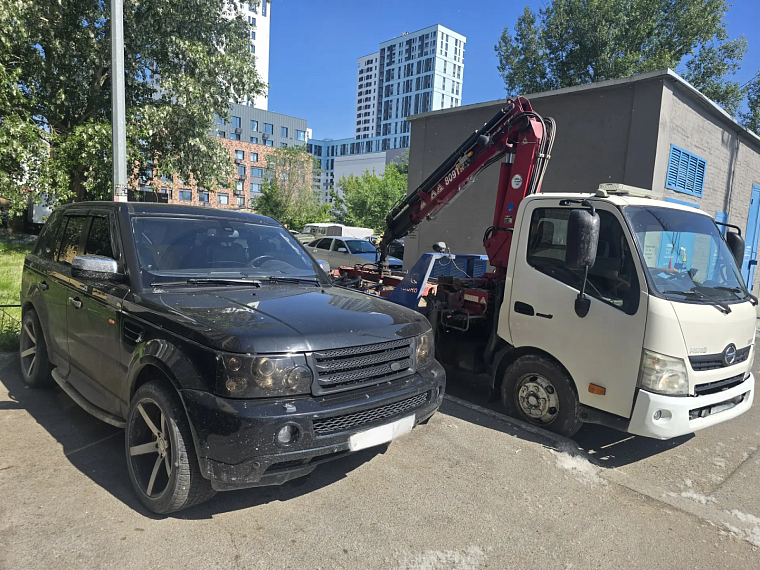 За долги перед коммунальщиками у тюменки чуть не арестовали  Land Rover Sport