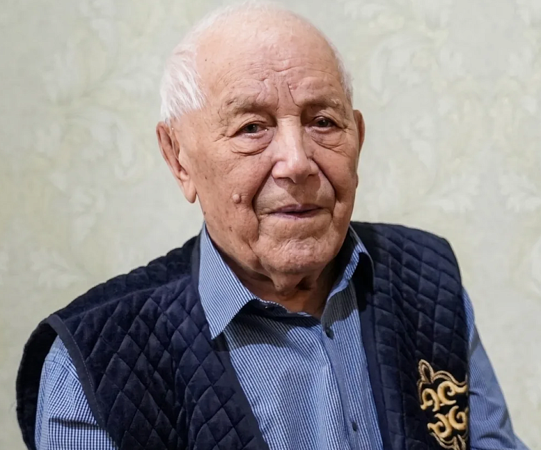 Александр Моор поздравил тюменского ветерана Саитгали Залялова со 100-летним юбилеем