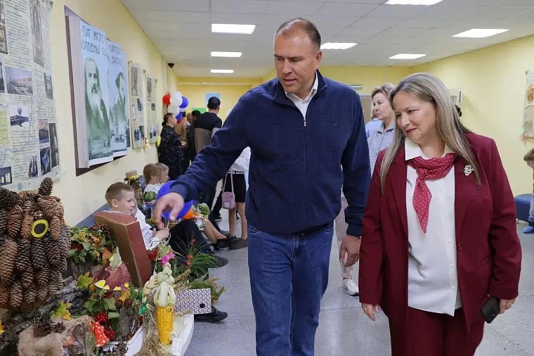 Пётр Вагин на викторине «Знай свой край!» свой подарок презентовал бабушке