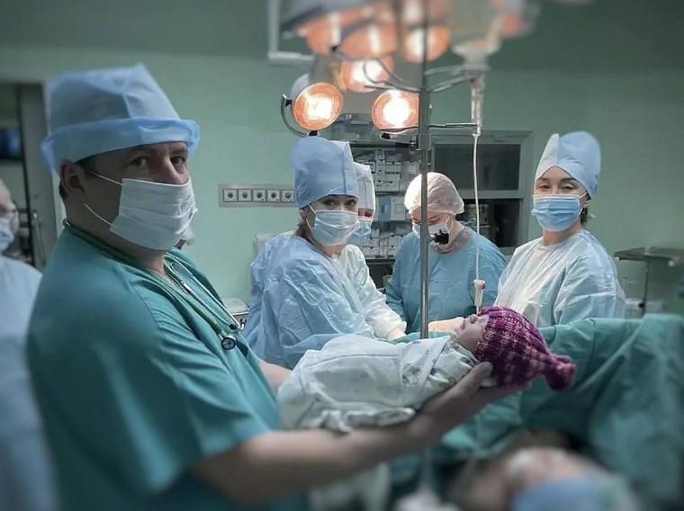 Тюменские врачи помогли пациентке с врожденным пороком сердца родить пятого малыша