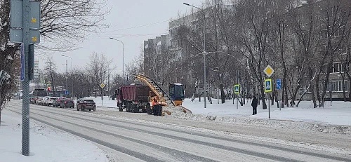 Со снегопадом в Тюмени борются 620 единиц спецтехники и 450 рабочих
