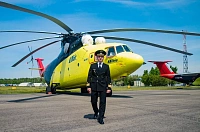 Юрий Волосков на фоне музейного вертолета Ми-26, территория Плеханово