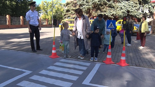 В Тюменской области дошколят и их родителей учат правильно переходить через дорогу