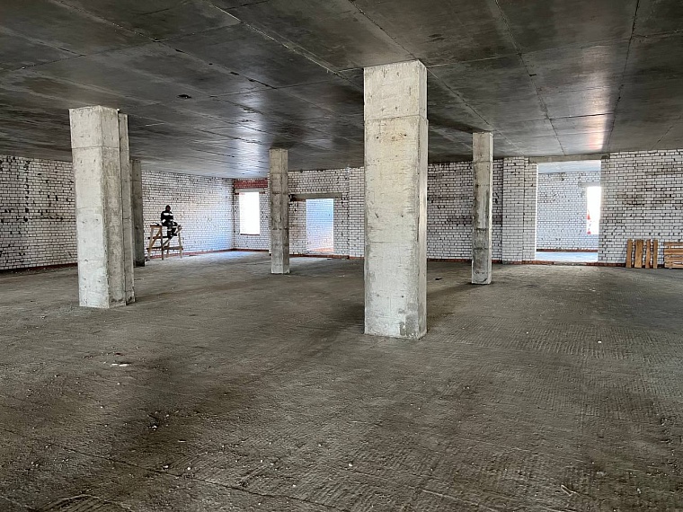 В строящейся школе в Винзили подрядчик приступает к оштукатуриванию и отделке фасада