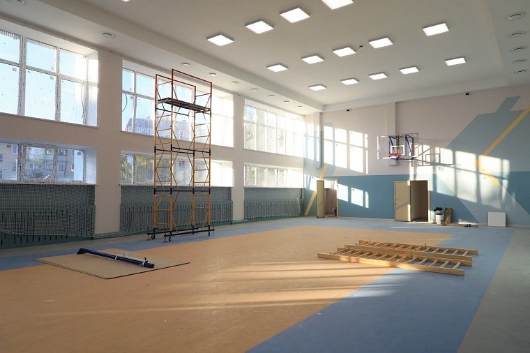 Максим Афанасьев показал и рассказал, как идет ремонт в двух тюменских школах