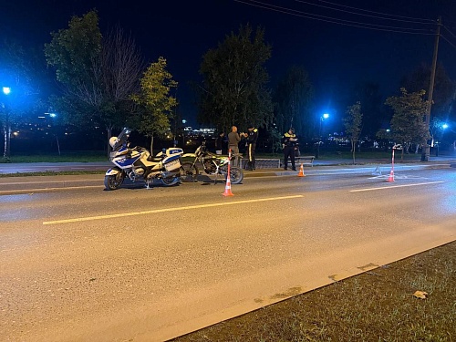 Подросток на питбайке опрокинулся на ул. Коммунистической в Тюмени