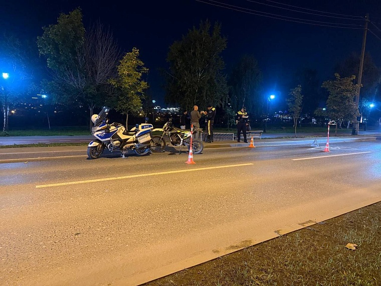 Подросток на питбайке опрокинулся на ул. Коммунистической в Тюмени