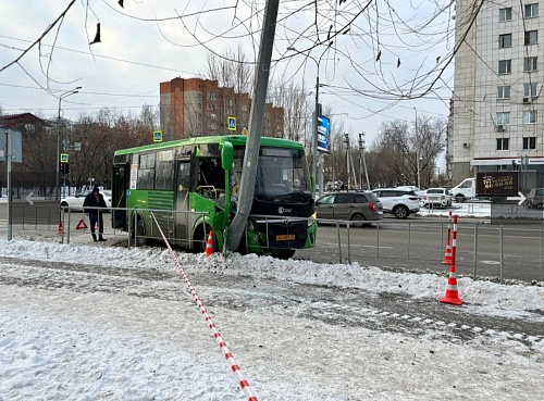 После столкновения автобуса со столбом в Тюмени в СКР завели уголовное дело