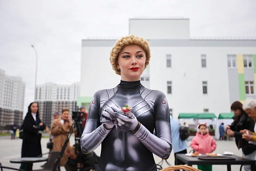 Робот-балерина из Atomic Heart попробовала оладьи на фестивале "Тюменская осень"