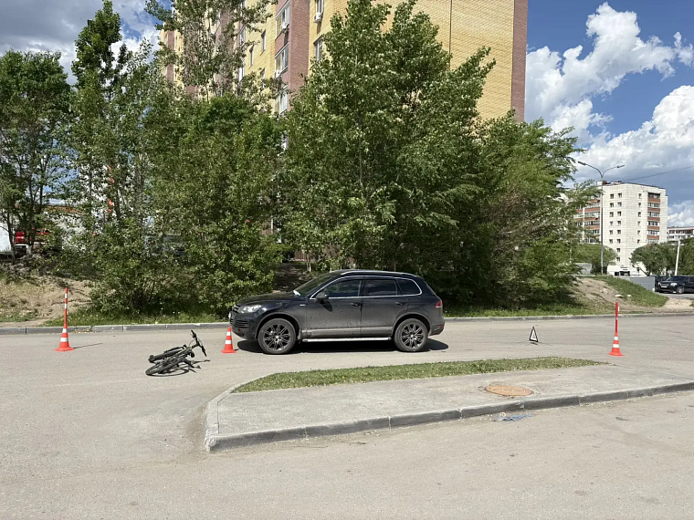 Появилась из-за деревьев: юная велосипедистка в Тюмени угодила под машину