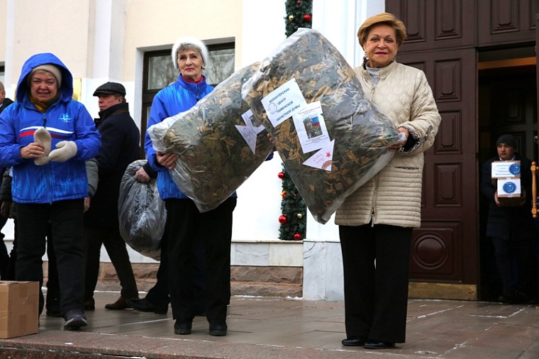 Депутаты облдумы отправили гуманитарный груз в зону СВО с новогодними подарками для бойцов
