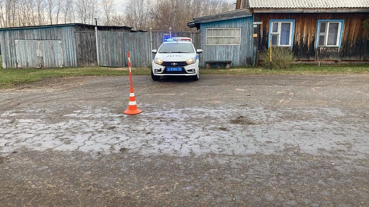 В Заводоуковском районе подросток получил тяжелые травмы, катаясь на электросамокате