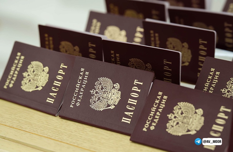 Александр Моор вручил первые паспорта 26 юным жителям Тюменской области