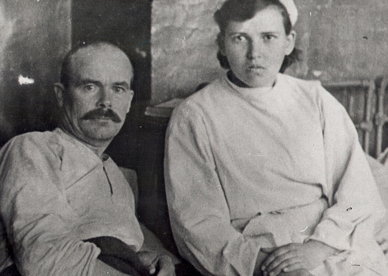 Медсестра Абышева-Маренкова А.Ф. с раненым. Фото Музея ТМУ