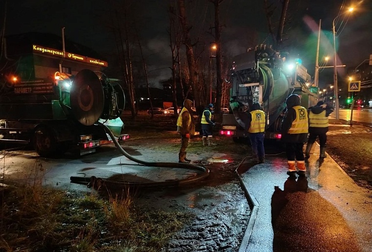 В Тюмени из канализации извлекли часть кузова автомобиля