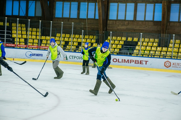 Хоккей на валенках объединил авитаторов