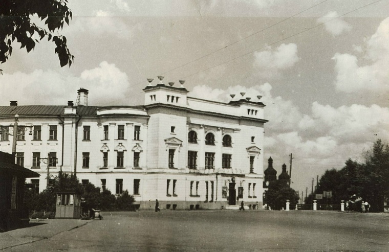 В этом здании располагался один из крупных эвакогоспиталей в годы ВОВ. Фото предоставлено Музеем ТМУ.