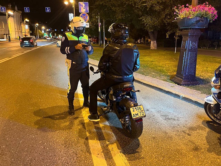 Тюменских мотоциклистов начали штрафовать за ночные поездки по центральным улицам
