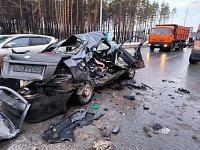 На трассе Тюмень - Омск легковой автомобиль столкнулся с двумя грузовиками