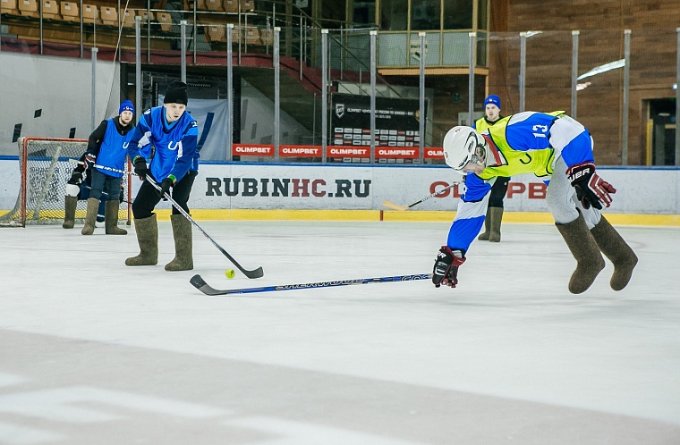 Хоккей на валенках объединил авитаторов