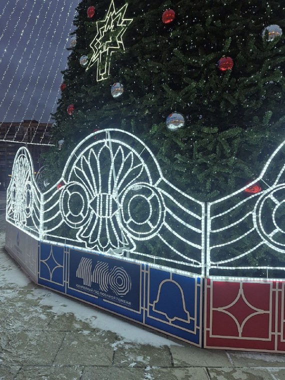 На площади 400-летия Тюмени зажгли огни на главной новогодней елке с символикой юбилея