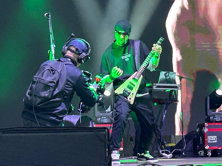 Олег Газманов и Максим Афанасьев вручили дроны бойцам СВО