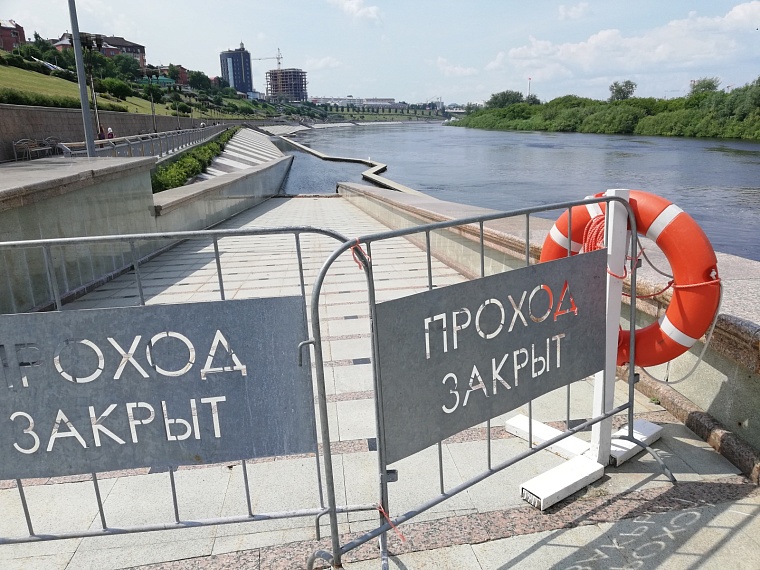 В Тюмени снижается уровень Туры: из-под воды показались перила