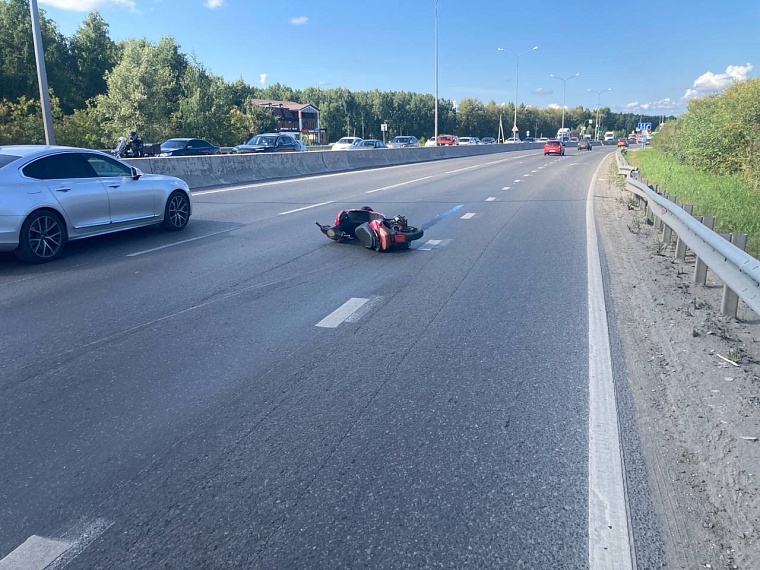 На объездной дороге в Тюмени разбился мужчина на скутере