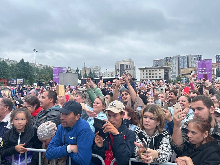 Олег Газманов и Максим Афанасьев вручили дроны бойцам СВО