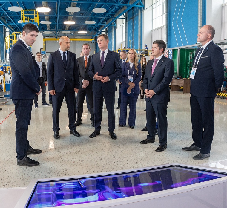 Заместитель генерального директора – главный геолог ООО «Газпром добыча Уренгой» Тимур Сопнев рассказал гостям экспозиции об отечественном флоте гидравлического разрыва пласта и его роли в добыче трудноизвлекаемых запасов