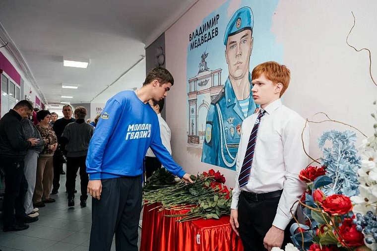 В тюменской гимназии №12 открыли мурал в честь погибшего героя СВО, учившегося в этих стенах