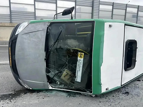 На объездной в Тюмени "Киа" въехала в маршрутку: две женщины ранены