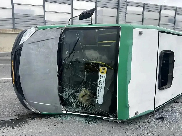 На объездной в Тюмени "Киа" въехала в маршрутку: две женщины ранены