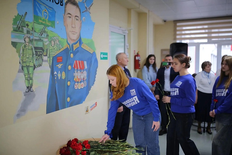 В тюменской школе №43 открыли мурал в честь героя Андрея Приказнова