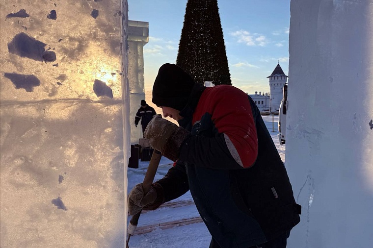 На Красной площади Тобольска начали строить ледовый городок