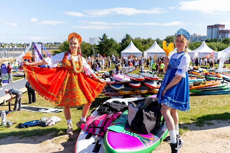 Больше 10 тысяч тюменцев пришли на фестиваль сапсерфинга на Туре