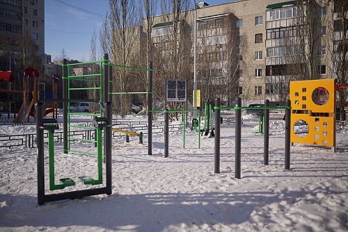 Зимний спорт со смартфоном в руках