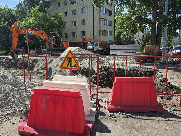 На Харьковской в Тюмени капремонт тепломагистрали проводят без отключения горячей воды