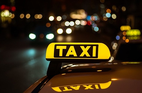 В Новосибирске пассажирка оскорбила водителя такси и начала его бить