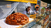 В Тюмени на Цветном бульваре проходит фестиваль "Хлебный базар"