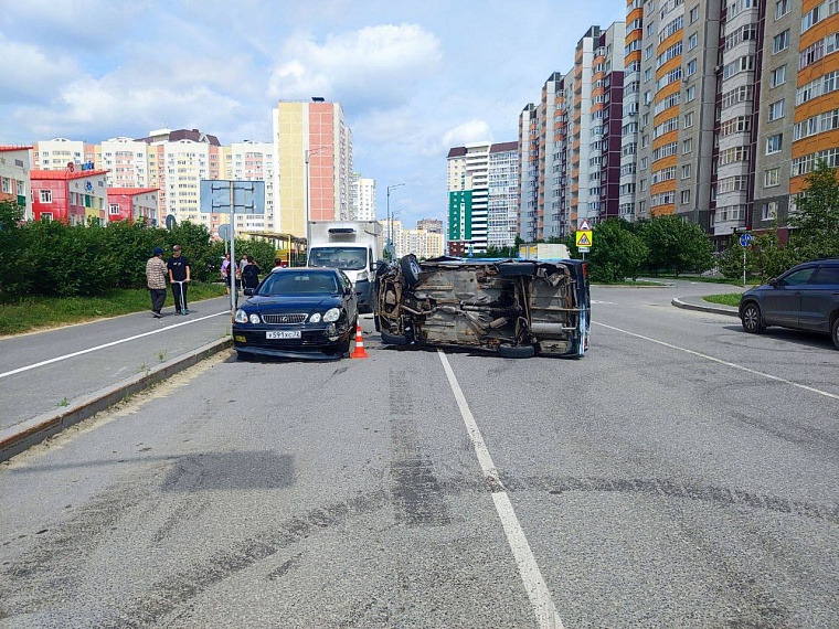 В Тюмени 15-летний подросток на «обрезанном» ВАЗе врезался в «Лексус»
