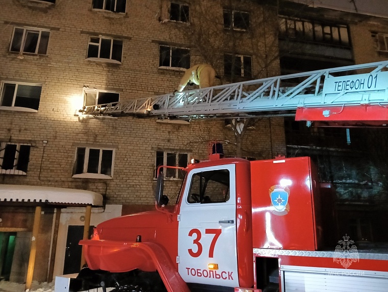 В Тобольске из-за пожара в пятиэтажке эвакуировали жителей