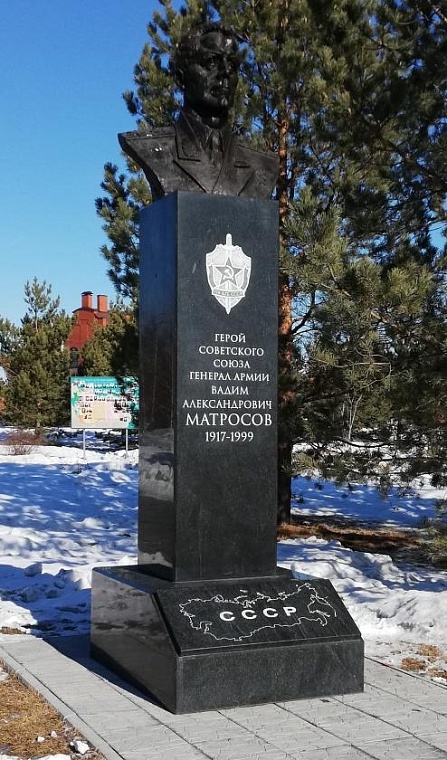 Памятник Вадиму Матросову в Тюмени