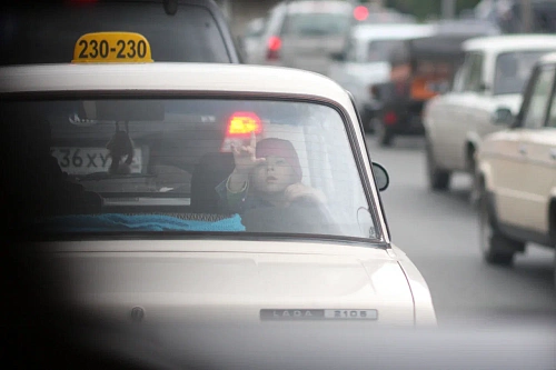 Высадившего на мороз мать с ребенком таксиста могут выдворить из России