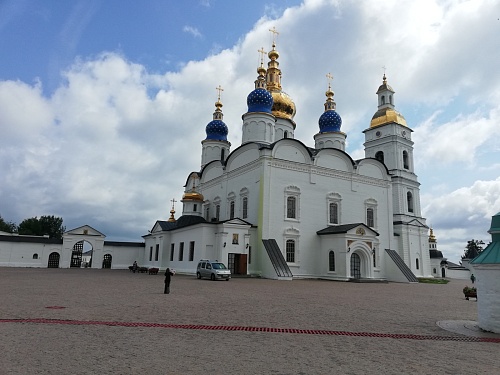 Губернатор Александр Моор поделился видео с пасхальным перезвоном в Тобольске